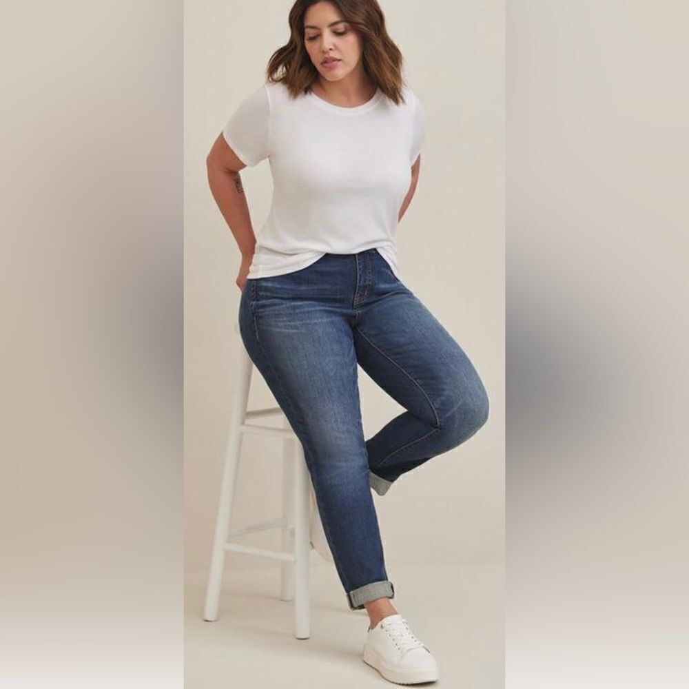 torrid 18T Girlfriend Medium Wash Vintage Back Country Blue Stretch Ankle Jeans